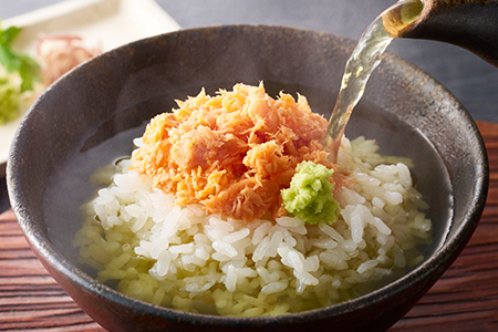 ニッスイ 焼さけあらほぐし (48g×2個パック)×12セット 焼鮭 鮭 フレーク 鮭 サケ シャケ 小分け 常温 防災食 非常食 保存 おかず 弁当 おにぎり 朝食 朝ごはん 夕食 簡単調理 青森県