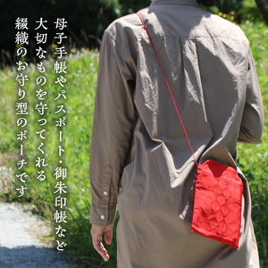 綴織のお守り型ポーチ　守り袋【色：赤緋】綴織 ポーチ 守り袋 工芸品 シルク 清原織物 手織り 工芸品 お守り型 AQ-0020_06