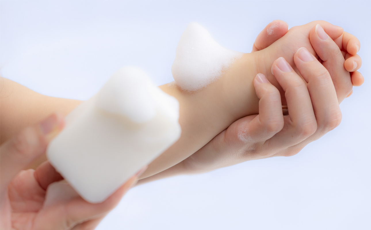 四日市認定地場特産品【泗水十貨店（しすいじっかてん）】オリブ透明石けん　川村養蜂場のハチミツ配合　手提げ袋付き