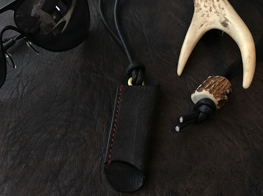 鹿革のホルダー【黒】眼鏡かけ ペンホルダー メガネチェーン ストラップ 革小物 レザー アクセサリー【R00446】