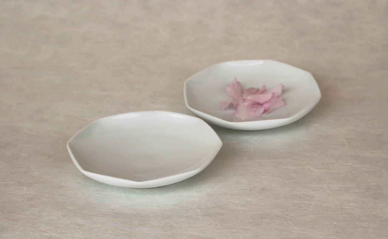 
            伝統工芸士 白須美紀子作【白磁 八角小皿二枚組】有田焼 A24-18
          