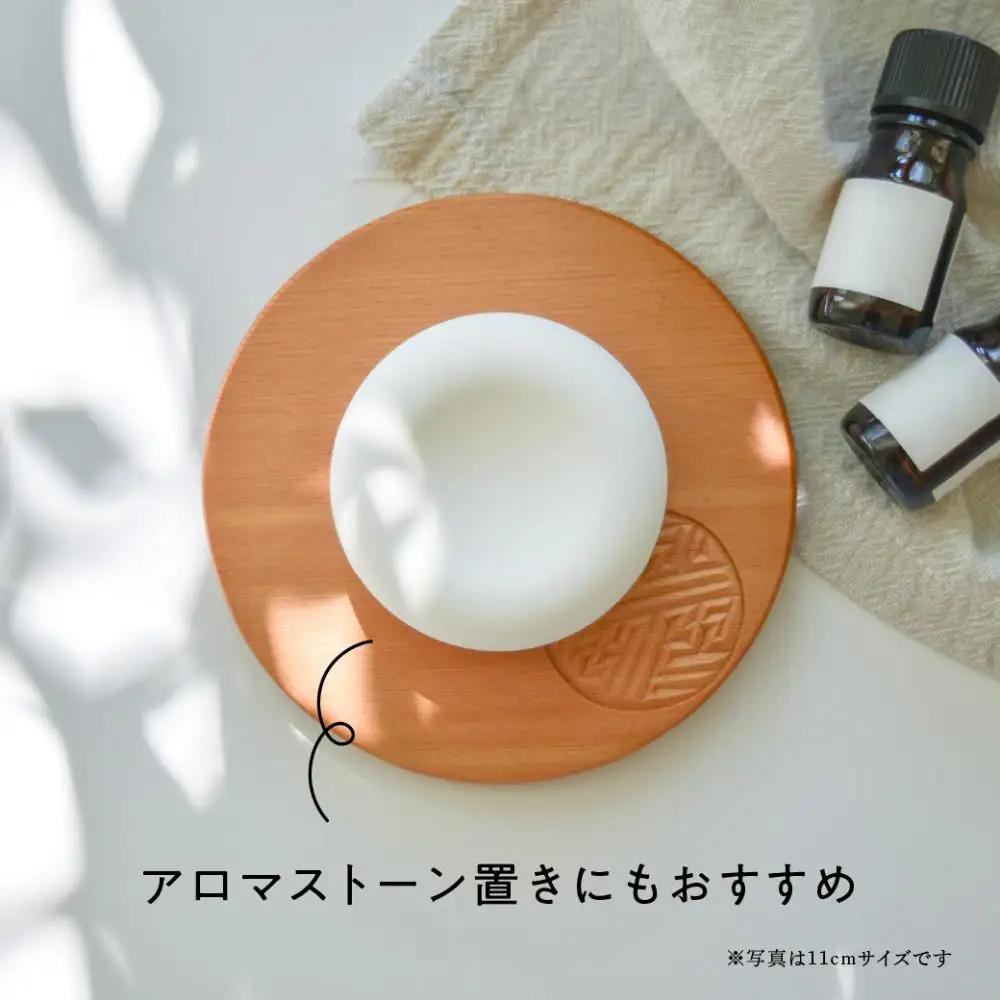 紗綾形の彫刻が美しい『cosaya』ブランドの木製銘々皿シリーズ　木製　丸皿（11cm） E柄