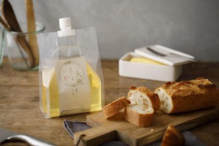 金澤やまぎし養蜂場の 大地のあかしあはちみつ1000g(便利ボトル付）