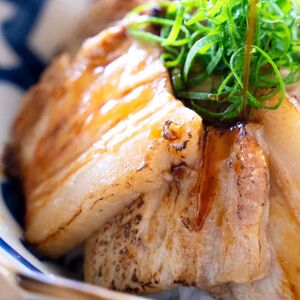 ＊冷凍＊-日本新式 煮豚- ［豚バラ肉］とろチャーシュー 黒タレ＆白タレの２種食べ比べセット《千葉県産銘柄豚》林SPF使用（各３塊ずつ・計６塊）