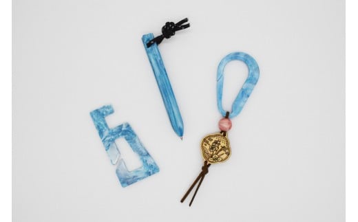 越前海岸と若狭湾に漂着した海ごみで作ったグッズの詰め合わせ（スマホスタンド、カラビナキーホルダー、ミニボールペン）（寄付の使い道に「福井県内でのSDGs推進活動を応援」を選択された県外在住の方のみ）