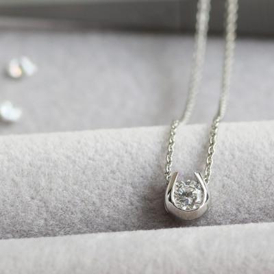 ふるさと納税 大津市 プラチナ900【0.2ct ラボダイヤモンドネックレス】馬蹄デザイン 未来の輝き 一粒ペンダント |  | 01