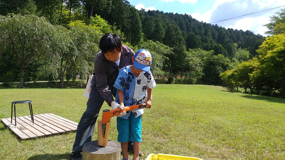 昔からの知恵を使った薪割や薪の選び方、火のコントロール方法など「おじさんズ」スタッフが昔からの知恵を伝授します！