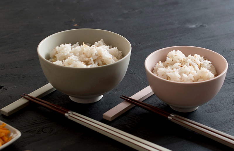 【スピード発送】お茶碗・箸置き ペアセット Sピンク／Mグリーン【食器 食洗器 食洗機 電子レンジ ギフト 贈り物 夫婦茶碗】