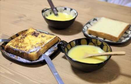 MI255 色おまかせ！スリップウェアのパン皿(2枚・花柄)温かみの感じられる食パンサイズのお皿！色味をお任せ！【生楽陶苑】