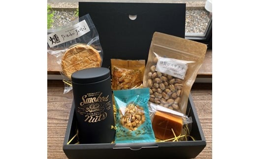 
            燻製ナッツとスモークチーズのセット
          