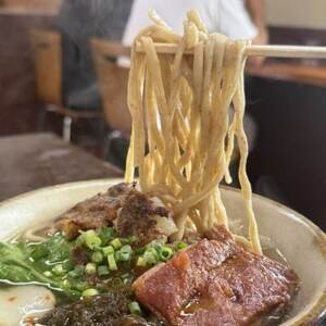 地元民から人気の名店 幸ちゃんそば もずく生麺 てびちそば 6食セット【配送不可地域：離島】【1691208】