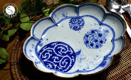 有田焼 染付唐草のパスタ・カレー皿 No.1【ARITAYAKI-STORE】 パスタ皿 カレー皿 電子レンジ 染付 手描き 伝統的文様 絵柄 青と白 パスタ皿 24cm カレー皿 唐草文様 皿 器 有田焼 磁器 ek006
