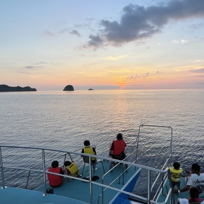 夕陽が沈む感動の光景を!奄美大島サンセットクルーズ(約3時間)【1402040】