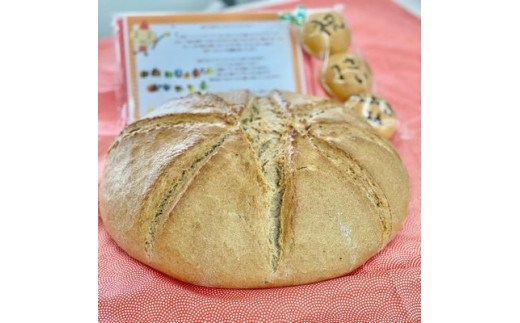 アムフルスの一升パンは、オーガニックライ麦を使用した無添加パン。水・粉・塩のみで作られています