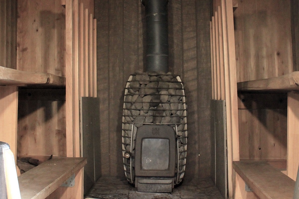 丸いサウナストーンは、ロウリュ水が表面をすべるようにつたい、たっぷりと蒸気を生み出します。