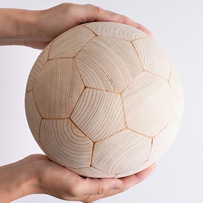 ふるさと納税 大子町 木製サッカーボール【大】(直径約22cm) ヒノキ台座付き ヒノキのインテリア |  | 01