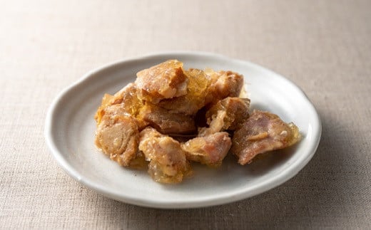 土佐はちきん地鶏のもも肉を、高知県産の柚子こしょうを使いあっさりとした焼き鳥風に仕上げました。