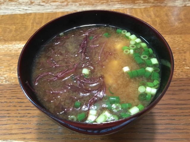 汁物の彩りにも美しい色合いで磯の風味を感じられます