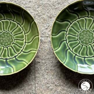 有田焼 織部釉睡蓮彫和皿 2枚【有田焼 花伝作】食器 器 うつわ 和皿 皿 取皿 中皿 プレート 緑 シンプル 上品 電子レンジ対応 A20-659