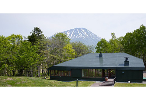 【北海道真狩村】ユリ園コテージ＆マッカリーナ ペアディナー券【04105】