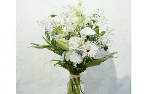 【3回定期便】生花花束 お供えM 初回花瓶付/花 ブーケ ホワイト 定期 毎月 生花 花 フラワー 【株式会社tomoni】 [ATCG004]