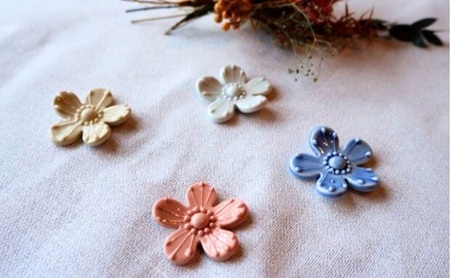 ＜砥部焼＞花のはしおき 1点(ピンク)【工房釉瑠璃 女性作家 花柄 桃色 四季 食器 箸置き 食洗器対応 カトラリー おしゃれ かわいい インテリア小物 陶芸 手作り ギフト】