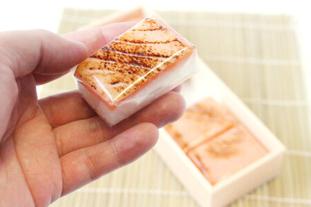 炙りサーモンの押し寿司 35g×6個 折箱入り 寿司 押し寿司 炙りサーモン あぶりサーモン 富山名物 冷蔵/ます寿司屋ヒロ助/富山県 黒部市 お寿司 海鮮 魚 魚介類 魚介 加工食品 惣菜 