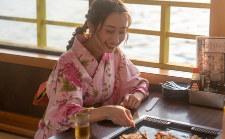 【3名様】もんじゃ屋形船ギフトチケット(国産牛ステーキ付） 【kt105-001-3】