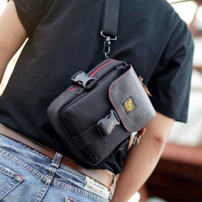 ふるさと納税 松茂町 VanNuys 赤いファスナーのサブバッグ (フロントポケットフラップ: バックルタイプ) |  | 03