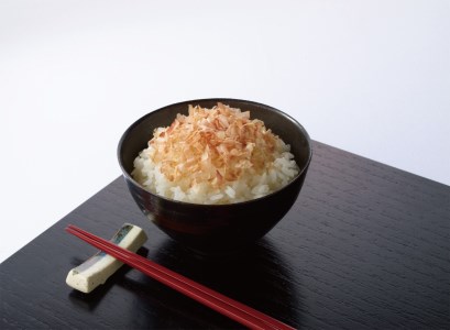鰹節 プレ節 ソフトけずり1.5g×12袋（4個セット） 削り節 枕崎 マルトモ 出汁 ごはんのお供 トッピング おかず ふりかけ 国産 うま味 伊予市｜A11