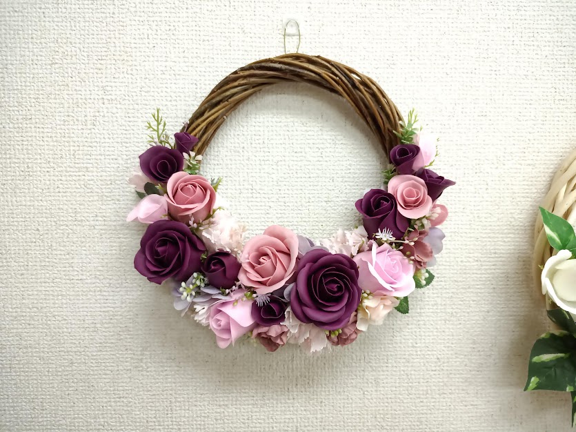 新宿フラワークラフト体験工房 香りを付けられる、フラワーアロマリース作り