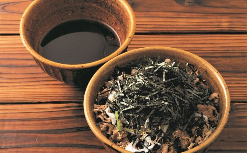 なぜ蕎麦にラー油を入れるのか。の名物！ 冷たい肉そば ラー油入り 3人前 麺 そば 蕎麦 コシ コク 食べ応え 牛肉 ネギ ゴマ 刻みのり 自家製 ラー油 冷たい 豊島区 東京都