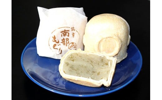南部ダイバー、潜水夫のヘルメットの形の中に三陸産の昆布を入れて炊き込んだ白あんがずっしり入っています