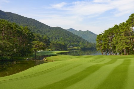 　【パインレークゴルフクラブ】平日1ラウンド《ペア》セルフプレー券（昼食補助券+1ドリンク） 60-6