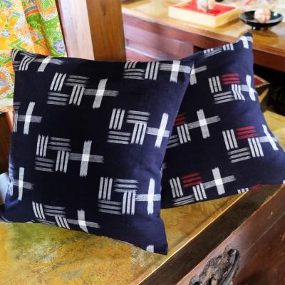 ふるさと納税 小郡市 クッション 布美 叶え星文様 クッション2個 セット 久留米絣 (赤、白)[No5354-0616] |  | 01
