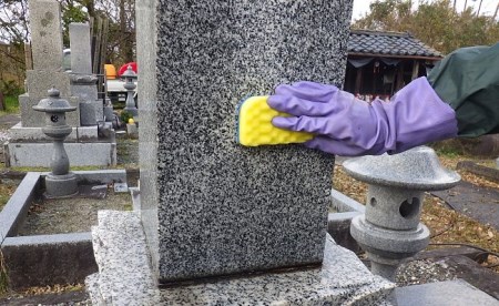 I06　墓地清掃サービス「ふるさとしばたきれいにしよで」（ハイブリット洗浄）
