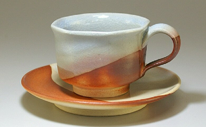 【ふるさと納税】萩焼 八角コーヒーカップ（掛分） カップ ソーサー 電子レンジ対応 数量限定 ティーカップ おしゃれ 陶器 お洒落 食器 おしゃれ食器 和風食器 ギフト 人気 モダン 和モダン かわいい 山口県 萩市 日本製 贈り物 プレゼント お祝い 高級感 上品 引き出物