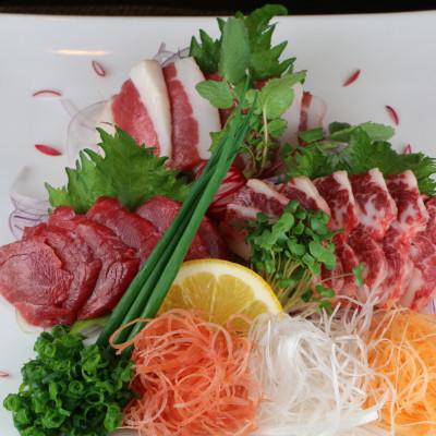 ふるさと納税 小国町 【毎月定期便】3種の馬刺し　300g【赤身・フタエゴ・サガリ各100g】(小国町)全3回