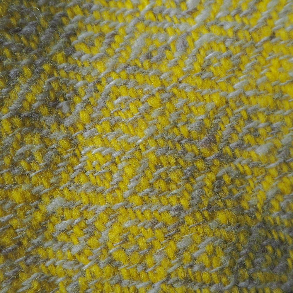 細かい菱形模様のマフラーです。