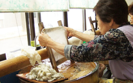 国産真綿100％使用 近江真綿 手引き布団 1.5kg シングル 【青色】　滋賀県長浜市/小野商店[AQBN015]