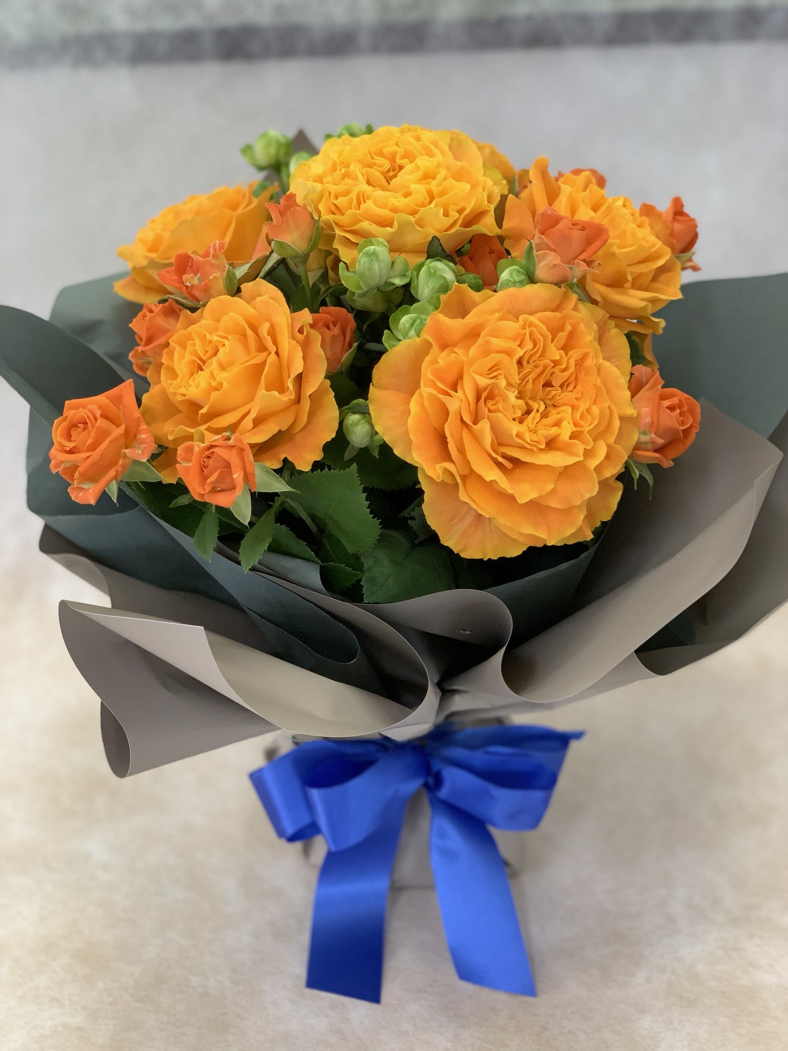【贈答用】バラ ブーケ  Mサイズ 12本 そのまま飾れる花瓶付 ｜花束 バラ おまかせ  花 生花 hana ブーケ ばら 薔薇 ローズ お任せ ミックス MIX 同色 フラワーアレンジメント フラ