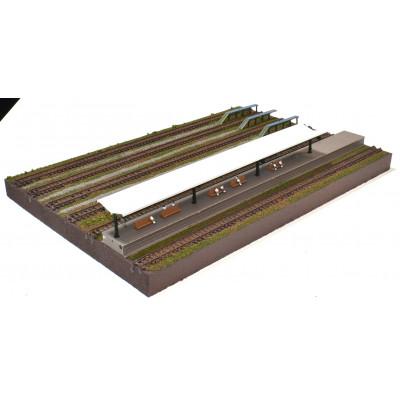 ふるさと納税 南箕輪村 Nゲージ用 鉄道ジオラマ展示台 37×26cm 島式ホームと4線ヤード(洗浄台付き/女子高生付き)