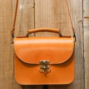 蝶モチーフのアンティークなヌメ革2wayバッグ≪キャメル≫【hrn05】