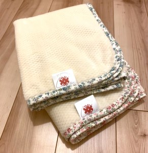 日本の職人技！ふんわりなめらかな肌触りの2wayひざ掛け (泉大津毛布) four generations of u three アイボリー×レッド [1761]