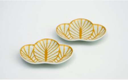 AA14-87 有田焼 招福銘々皿2枚組 / 白松（幸楽窯 / 深海三龍堂） お皿 小皿 菓子皿 取り皿 ハレの日 松葉 縁起物 お正月