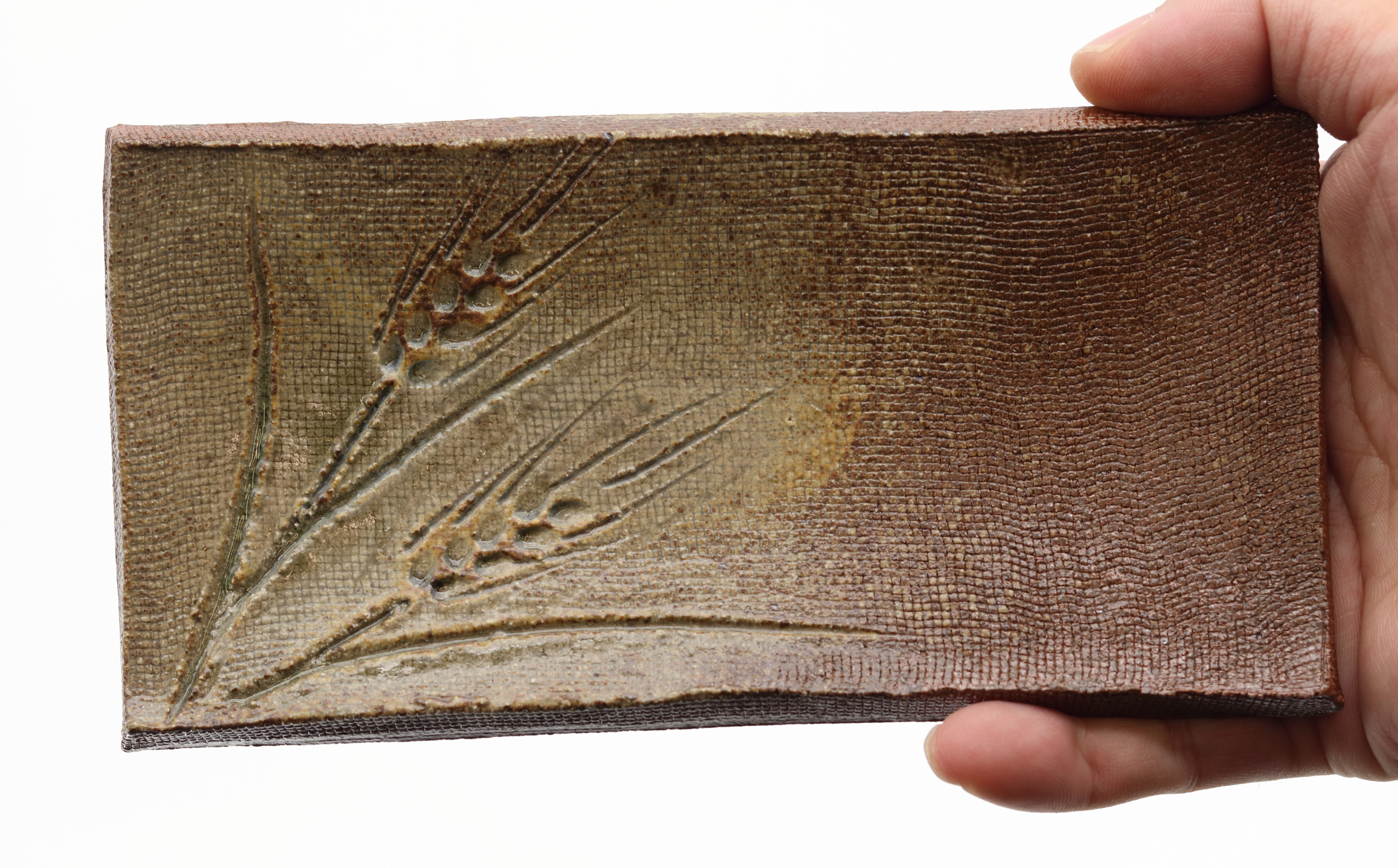 大草野螢窯 灰釉麦彫文板皿