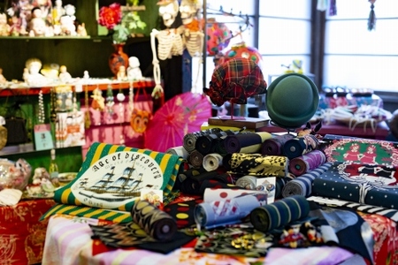 （Lサイズ）新進気鋭の着物デザイナー・重宗玉緒プレタ着物「鳩柄振袖(黒)」