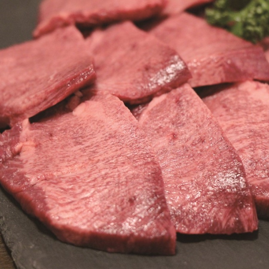 ＜定期便＞ごまの風味と香りの厚切り牛タン 900g【6ヶ月】牛タンの美味しさの新境地！│牛タン 牛たん タン肉 厚切り 胡麻油 ごま油 ゴマ油 焼肉 焼き肉 切り落とし タン先 タン中 タン元_イメー