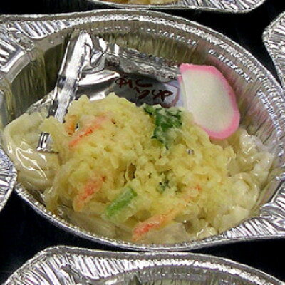 【ふるさと納税】【小笠原製麺所】心も体も温まる!本格 なべ焼きうどん 1人前(特製つゆ・具材付)【配送不可地域：離島・沖縄県・九州】【1758293】