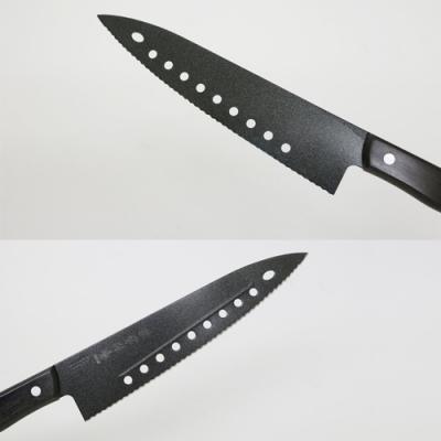 ふるさと納税 関市 H20-47 兼常作 フッ素コーティング 穴あき・リブ付 波刃牛刀包丁 210mm |  | 01